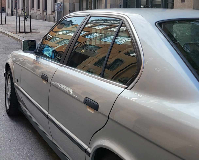 Silvermetallic BMW M5 E34 stulen i låst garage i Kista Stockholm