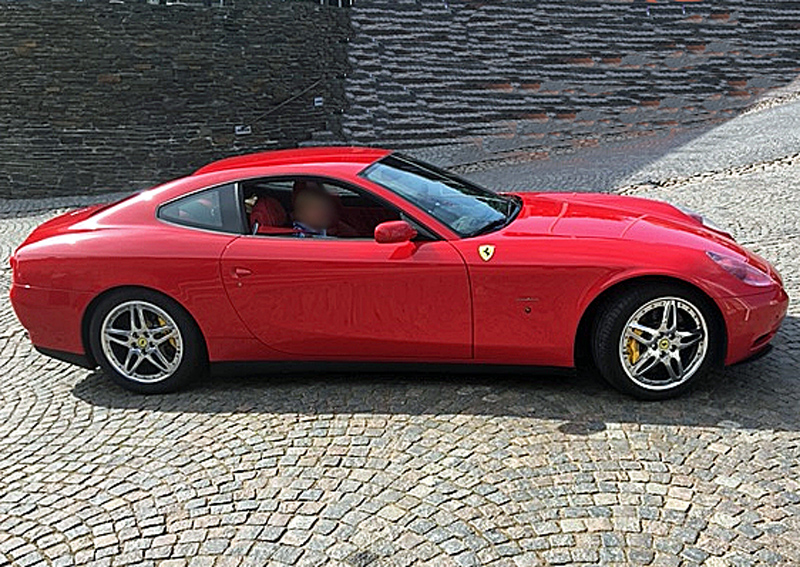 Röd Ferrari 612 Scaglietti och blå Porsche Panamera 4S stulna efter inbrott på Östermalm i Stockholm