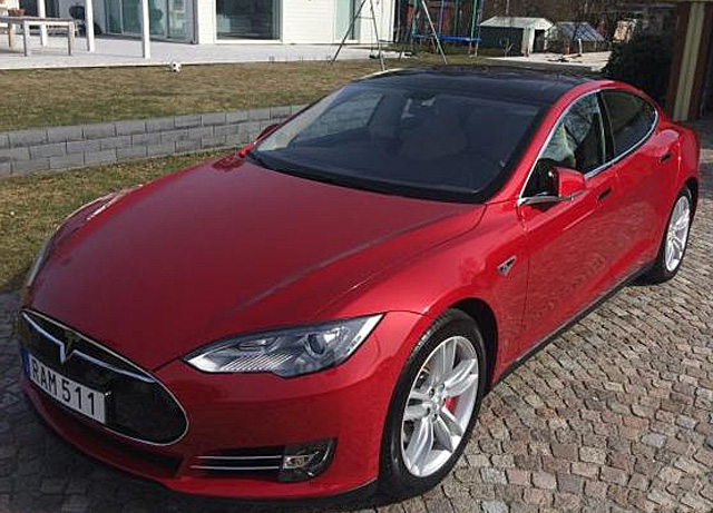 Röd metallic Tesla Model S stulen efter villainbrott i Gävle