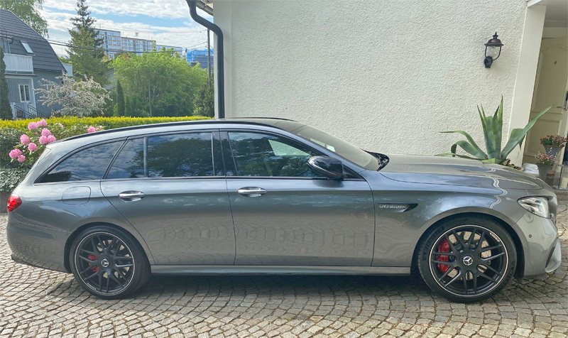 Grå metallic Mercedes-Benz AMG E 63 S Kombi stulen/ rån Danderyd norr om Stockholm