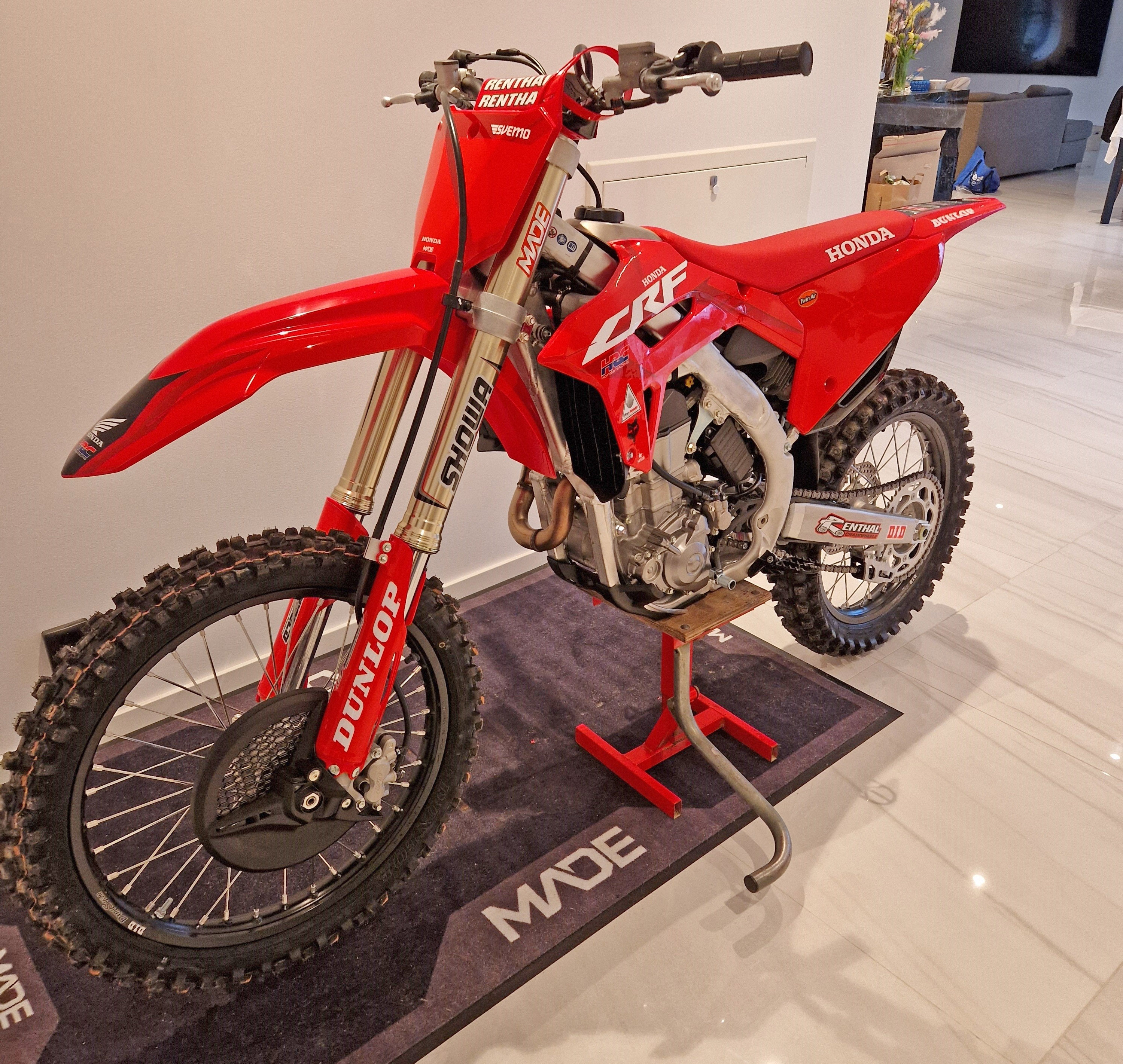 Röd oregistrerad Honda CRF 450R stulen öster om Varberg