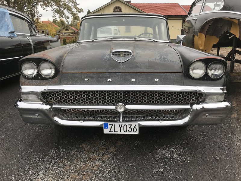 Svart Ford Custom 300 från 1958 stulen norr om Vänersborg