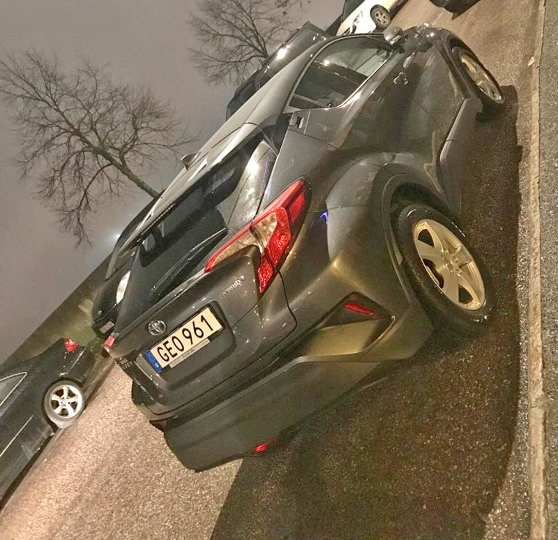 Grå metallic Toyota C-HR stulen i Solna