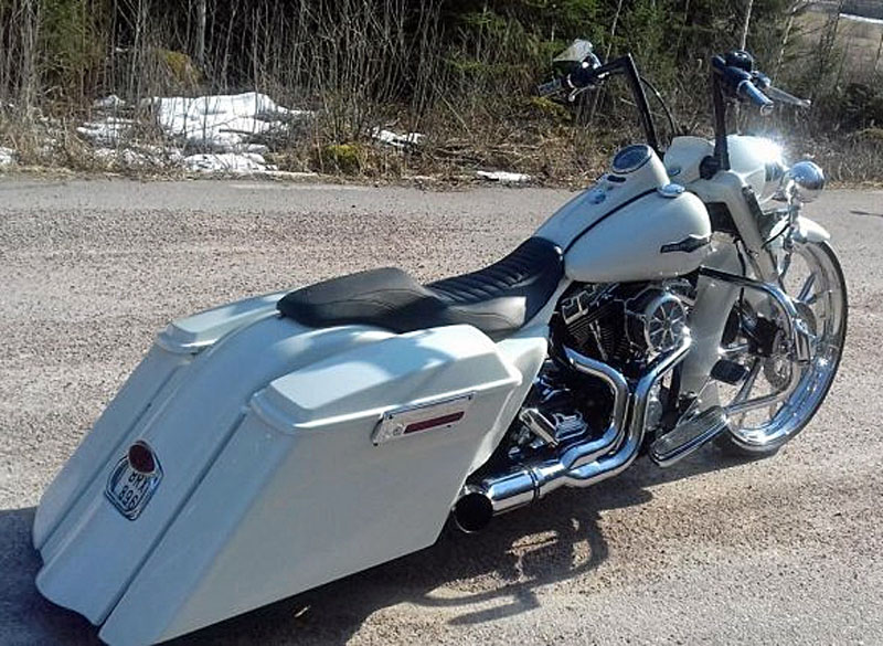 Vit Harley Davidson Road King Bagger stulen i Saltsjö Boo utanför Stockholm