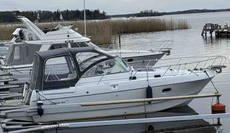 BONBON en Benetau Ombrine 800 stulen i Mälaren, Kungsör