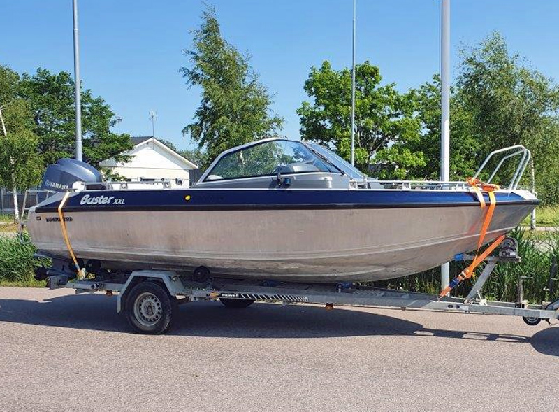 BÅTTRAILER OCH BUSTER XXL MED 150 HK YAMAHA STULEN I KUNGSBACKA