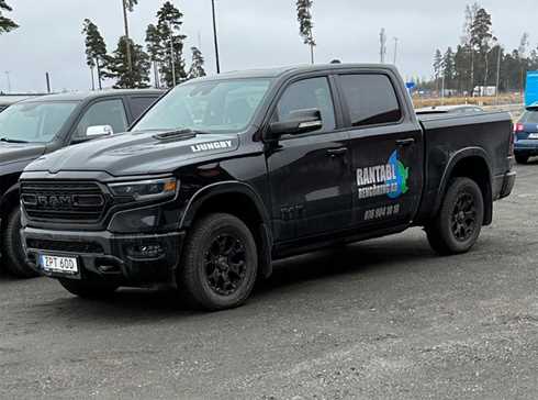 Svart RAM 1500 Crew Cab Limited stulen i Ljungby