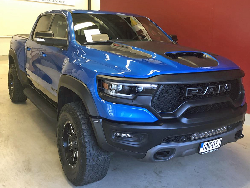 Blå RAM 1500 Crew Cab TRX stulen utanför Uppsala