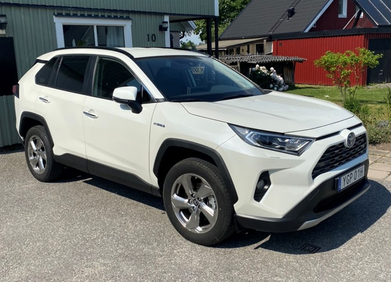 Vit Toyota RAV4 Hybrid AWD Executive stulen i Upplands Väsby norr om Stockholm