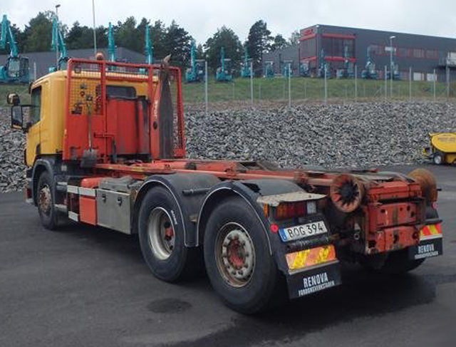 Vit treaxlad lastväxlare Scania P380 LB6X2 med asfaltspatcher stulen i Ljungby