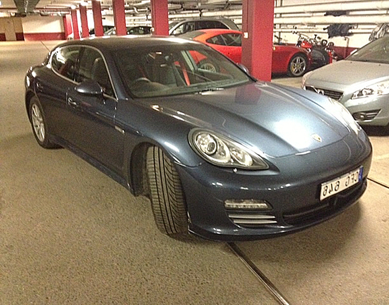 Röd Ferrari 612 Scaglietti och blå Porsche Panamera 4S stulna efter inbrott på Östermalm i Stockholm