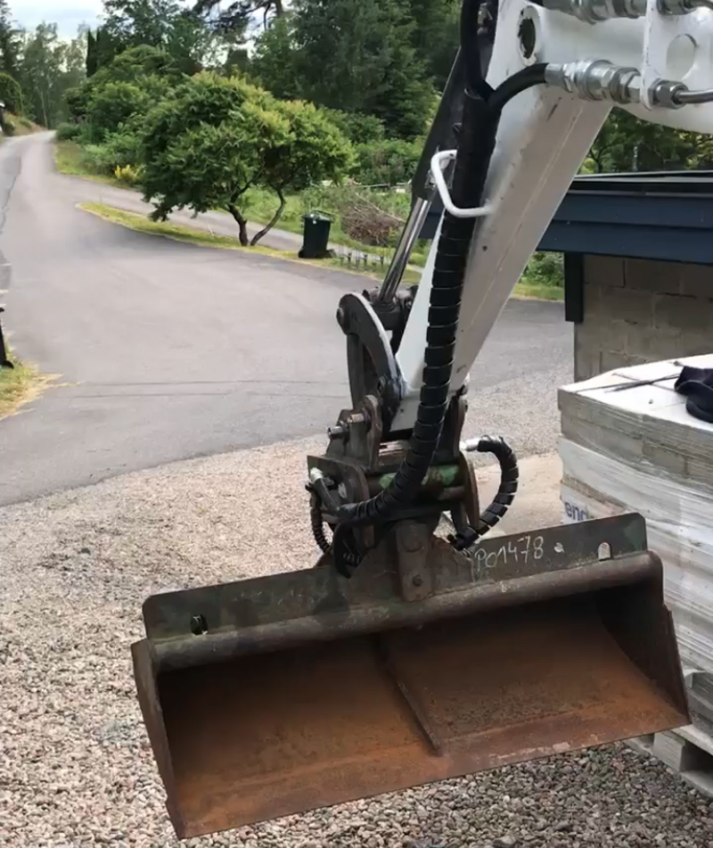 Enaxlad maskintrailer/ släp Rekotrailer lastad med minigrävare Bobcat E10 stulen i Hällingsjö
