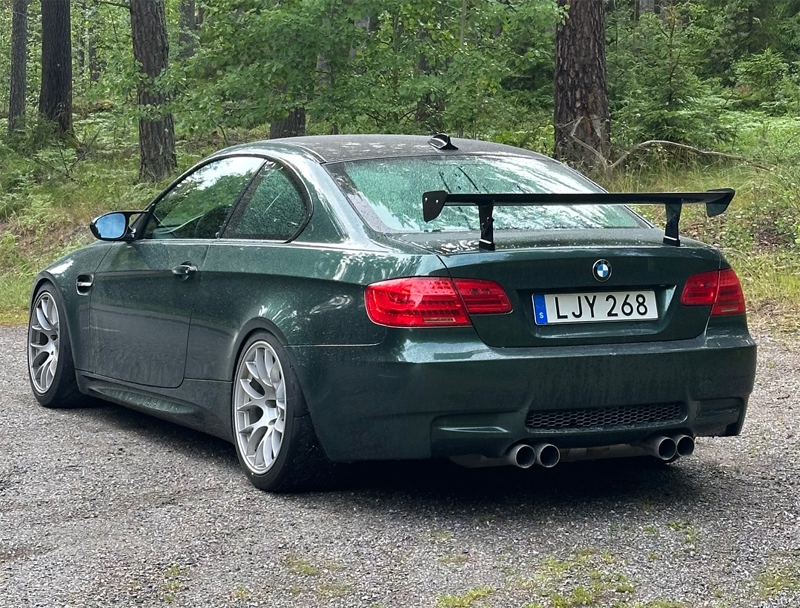 Folierad grön metallic BMW M3 Coupé E92 stulen i Solna