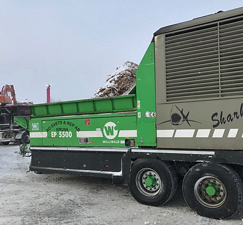 Hjulburen grävmaskin Volvo EW160C och flistugg Willibald EP5500 Shark stulna i Vallentuna