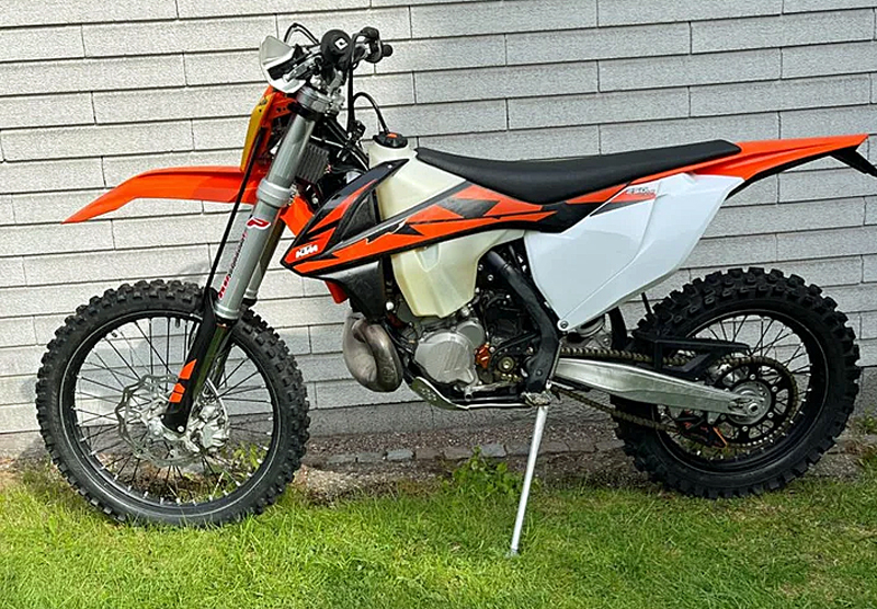 KTM 250 EXC TPI stulen i ett villagarage i Hörningsnäs, Huddinge