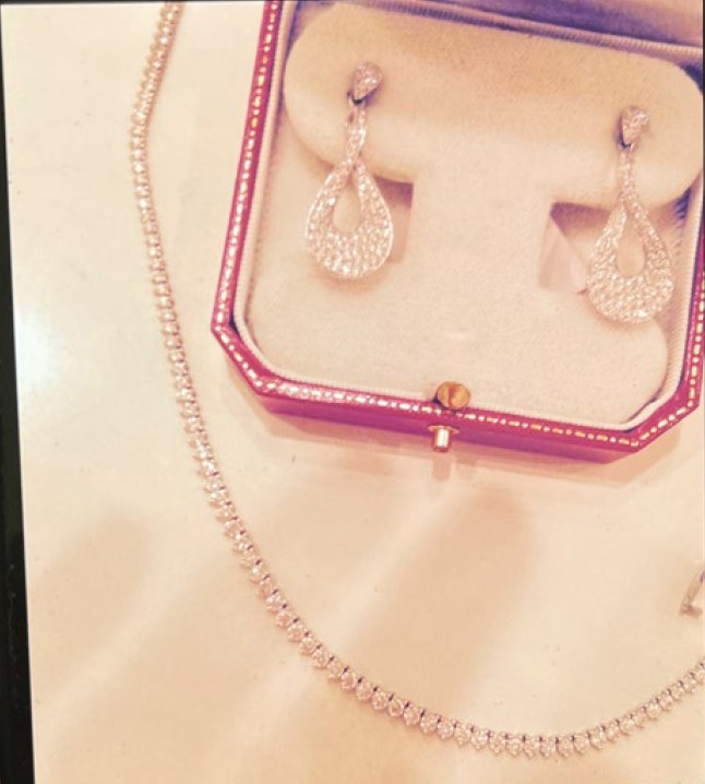 Smycken värda stora belopp stulna vid åldringsbrott i Stockholm