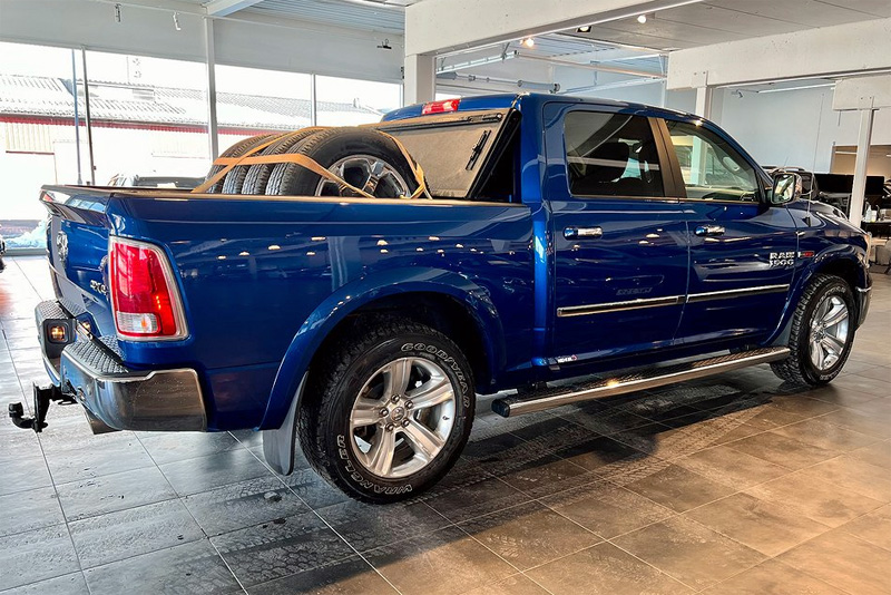 Blå metallic RAM 1500 Crew Cab AWD Diesel stulen i Charlottenberg