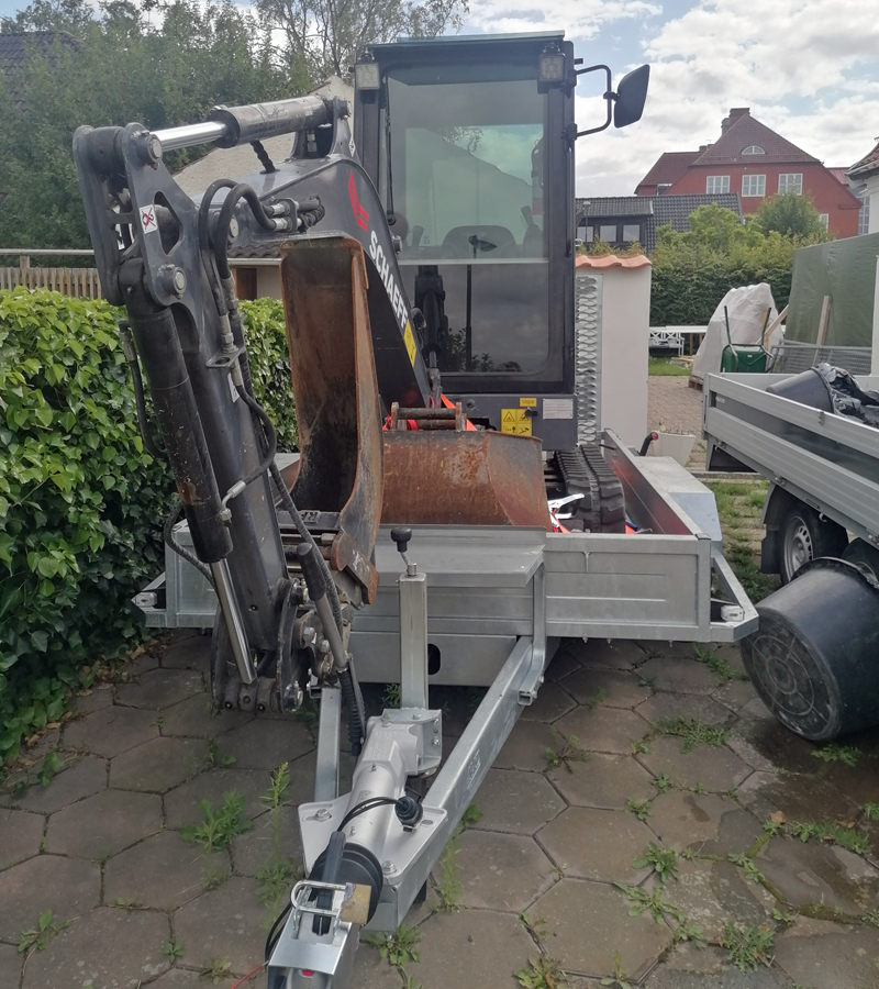 Maskinsläp Saris lastad med en minigrävare Schaeff TC22-2 stulet i Malmö