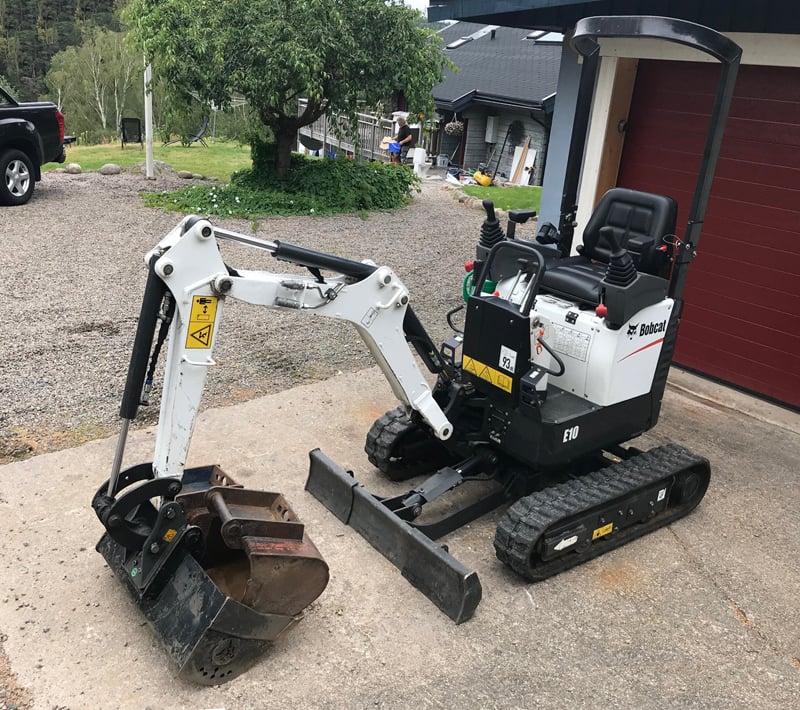 Enaxlad maskintrailer/ släp Rekotrailer lastad med minigrävare Bobcat E10 stulen i Hällingsjö