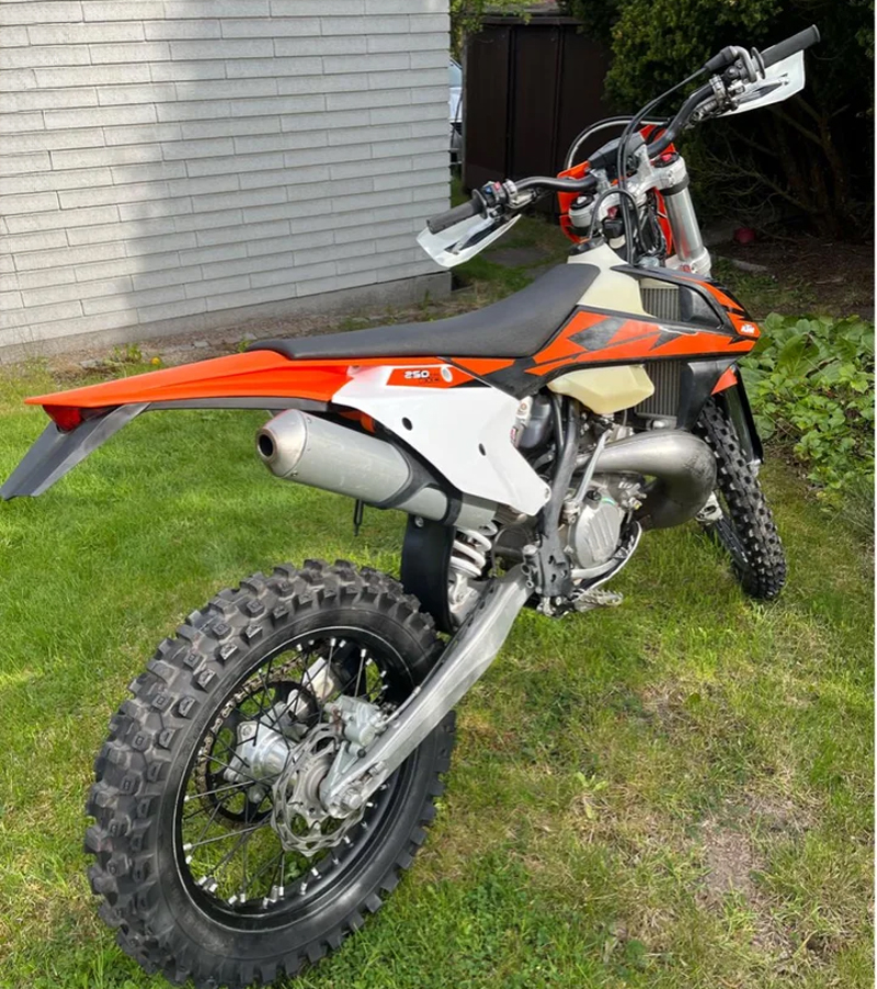 KTM 250 EXC TPI stulen i ett villagarage i Hörningsnäs, Huddinge