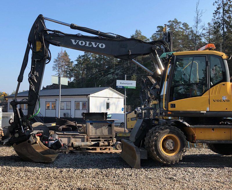 Hjulburen grävmaskin Volvo EW160C och flistugg Willibald EP5500 Shark stulna i Vallentuna