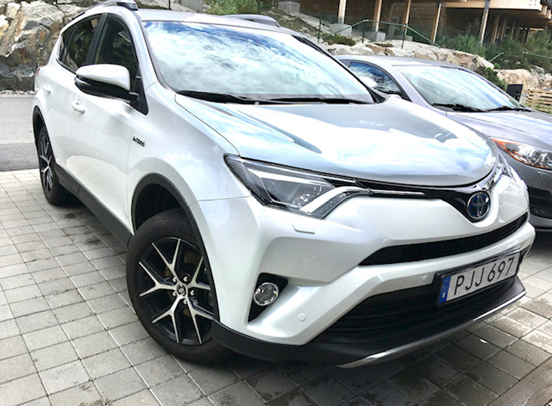 Vit Toyota RAV4 Hybrid AWD stulen i Häggvik Sollentuna