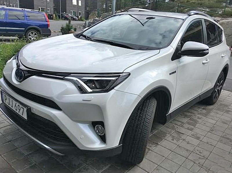 Vit Toyota RAV4 Hybrid AWD stulen i Häggvik Sollentuna