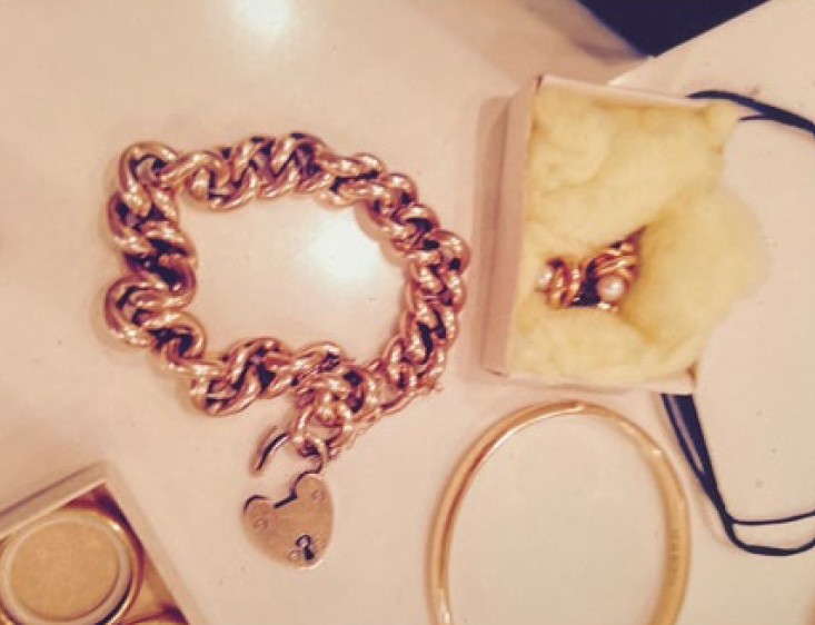 Smycken värda stora belopp stulna vid åldringsbrott i Stockholm