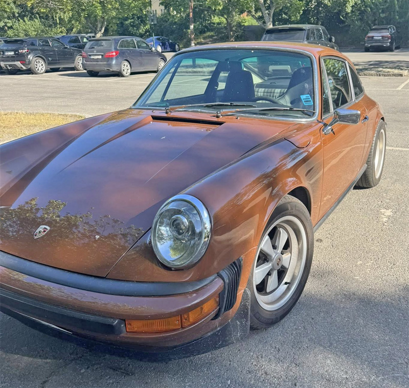Renoverad och ombyggd brun Porsche 911 S stulen på Djurgården i Stockholm