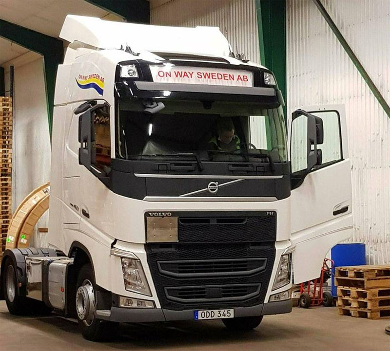 Vit dragbil Volvo FH med blå Kronetrailer "TIP" stulen i Landskrona
