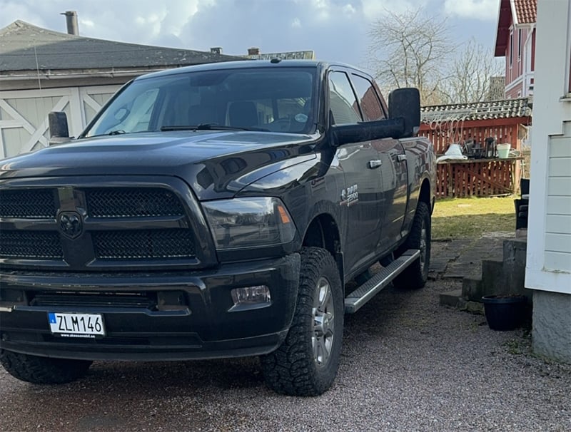 Svart RAM 2500 Crew Cab stulen utanför Trässberg, Lidköping
