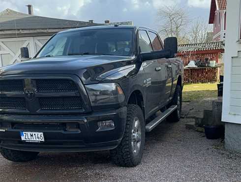 Svart RAM 2500 Crew Cab stulen utanför Trässberg, Lidköping