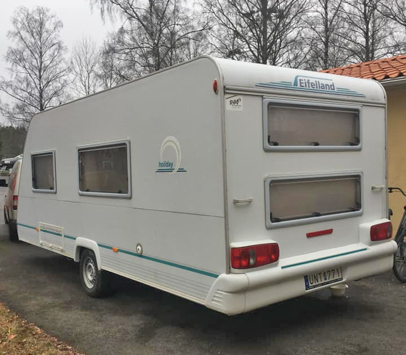 Husvagn Knaus Eiflelland Holiday 520 TKM stulen utanför Pålsboda sydost om Kumla