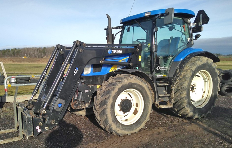 Blå traktor New Holland T6020 stulen på Sviestadbanan utanför Linköping