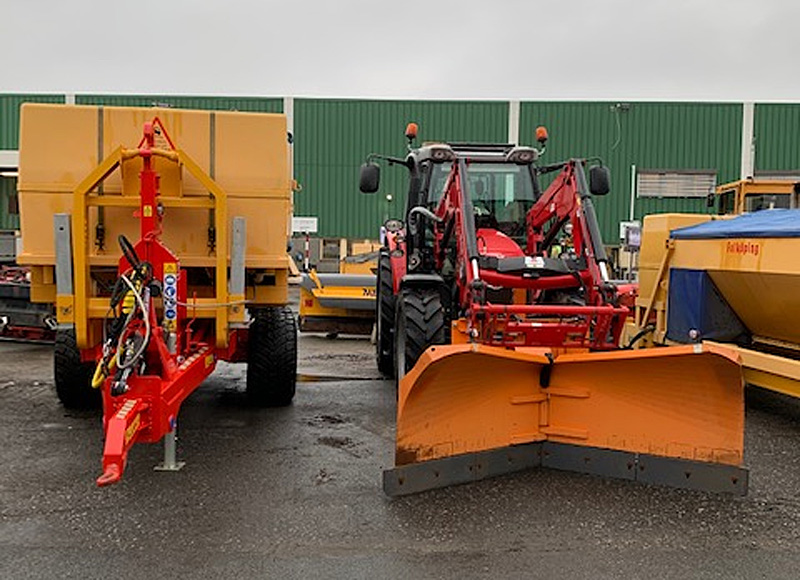 Röd Massey Ferguson MF5613 med vikplog och traktorsläp med saltspridare stulet i Göteborg