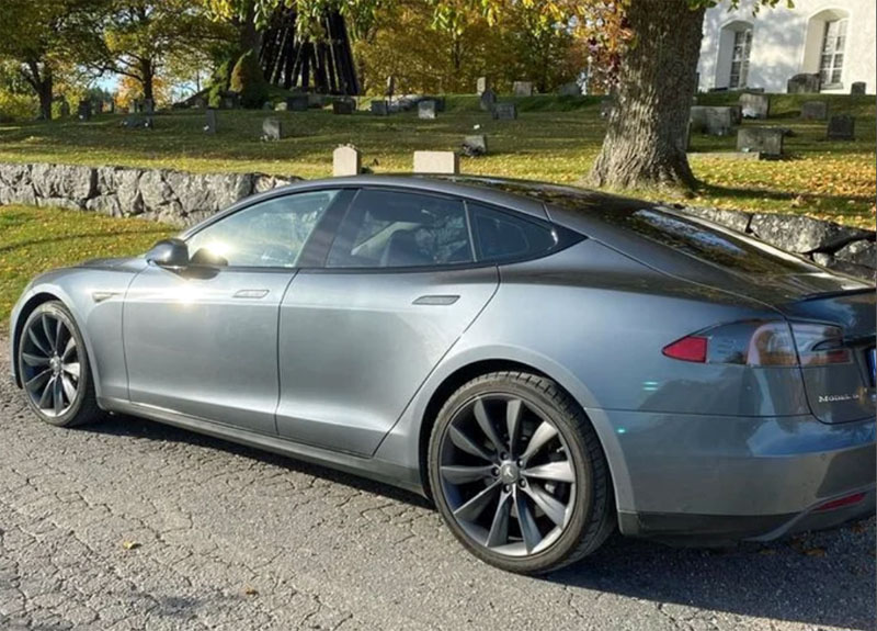 Grå metallic Tesla Model S 85 Plus stulen i Södertälje