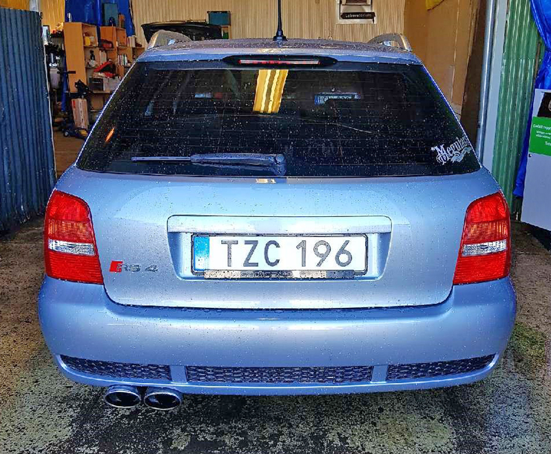 Silvermetallic Audi RS4 B5 stulen i Nynäshamn, hittad i Södertälje och bärgad från platsen till Länna där den stulits igen.