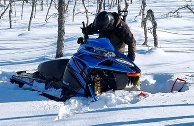 Släp lastat med blå snöskoter Yamaha Sidewinder XTX 146 LE stulet utanför Husum