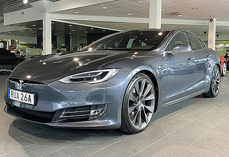 Grå metallic Tesla Model S Long Range Raven stulen i Bollstanäs, Upplands Väsby, norr om Stockholm