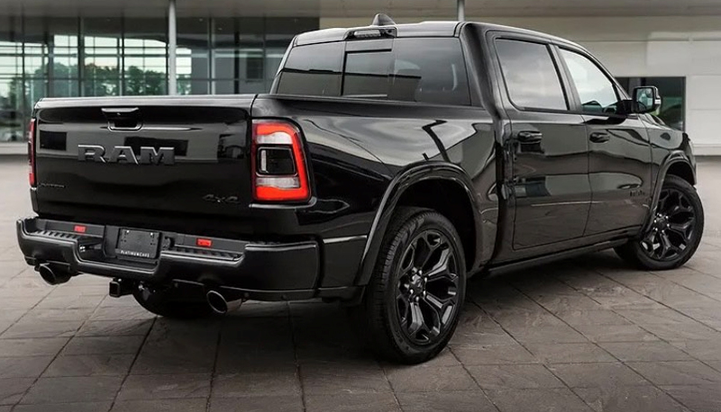 Svart RAM 1500 Crew Cab stulen i Solna