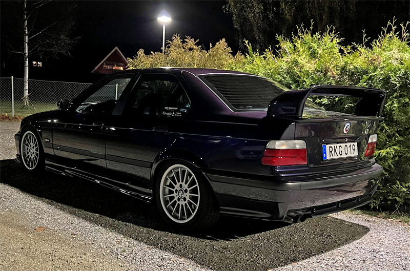 Lila BMW 328I M-Sport E36 stulen i Västerhaninge