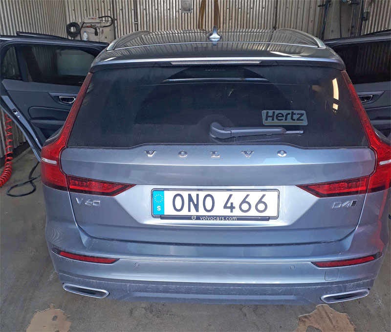 Gråblå metallic Volvo V60 Cross Country D4 AWD, hyrbil, stulen utanför Hertz på Lidingö