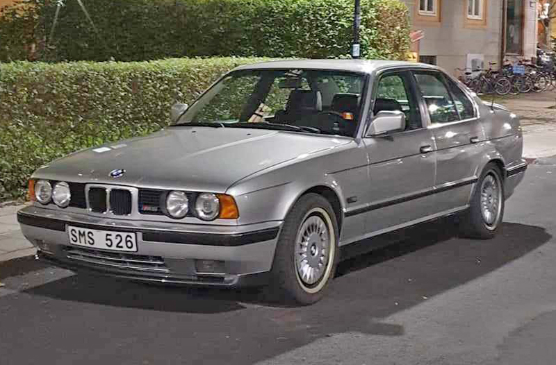 Silvermetallic BMW M5 E34 stulen i låst garage i Kista Stockholm