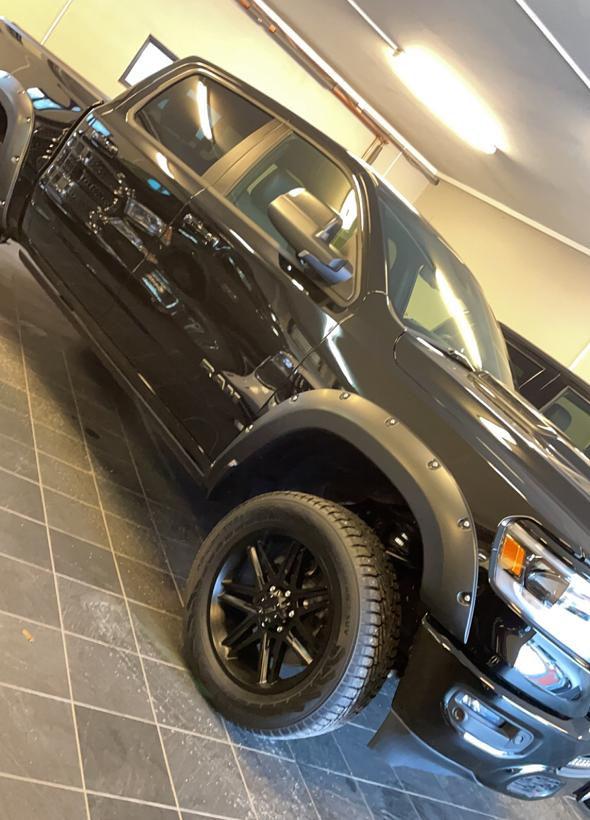 Svart RAM 1500 Crew Cab Laramie Night Edition stulen i Vendelsö, Haninge söder om Stockholm