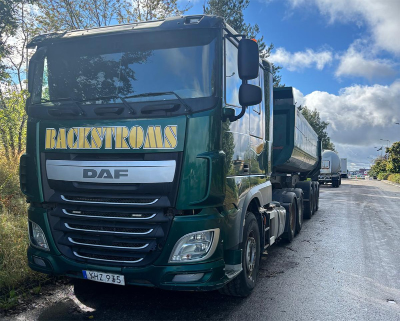Daf XF 510 FTT 6x4 med tipptrailer Parator Opal stulen i Bro nordväst om Stockholm