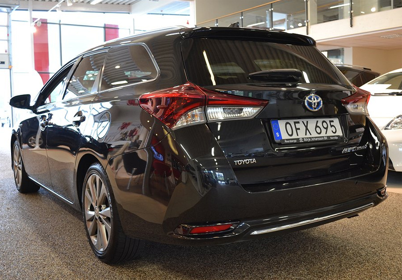 Svart Toyota Auris Touring Sports Hybrid stulen i Åkersberga