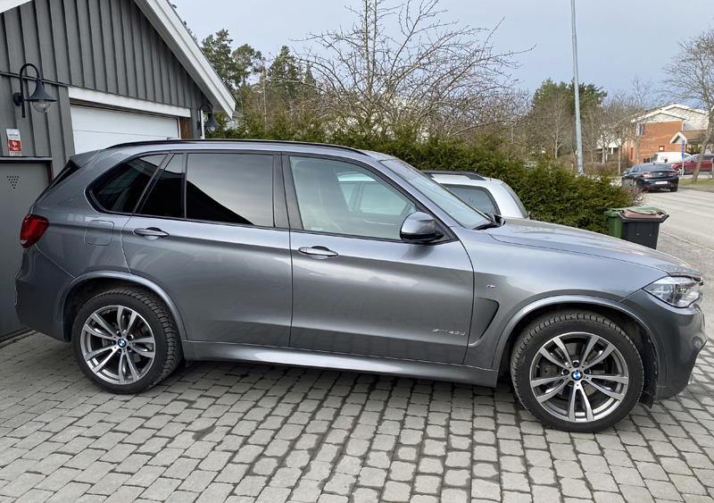 Grå metallic BMW X5 Xdrive 40D stulen i Järfälla nordväst om Stockholm