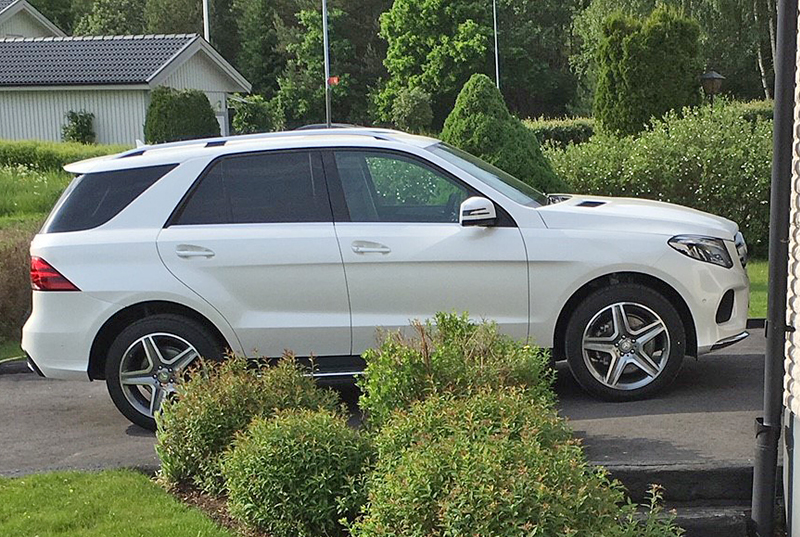Vit Mercedes Benz GLE 350D stulen i Vrena nordväst om Nyköping