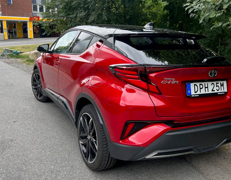 Röd metallic Toyota C-HR Style stulen i Segeltorp, Stockholm