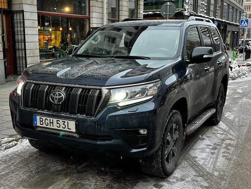 Mörkblå Toyota Land Cruiser stulen på Lidingö